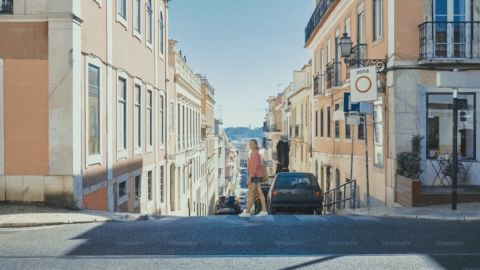 Vintage Urban Cool: Desaturated Blue-Gray with Compressed Highlights