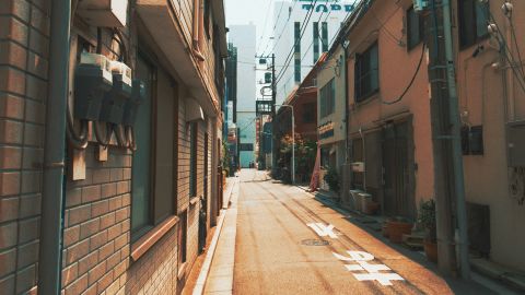 Alleyway Street Snap: Cool Cyan-Gray with Documentary Feel