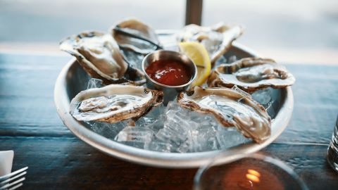 Cool-Toned E-commerce White: Japanese Minimalist Style with Enhanced Texture and Skin Tone Correction