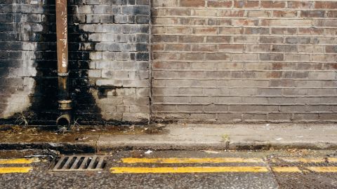 Documentary Street Snap: Cool Gray-Cyan Alley Atmosphere